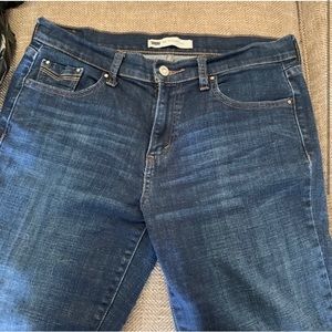 Excellent Preowned Condition Levi’s 595 Straight Leg Jeans Size 10. Very Cute